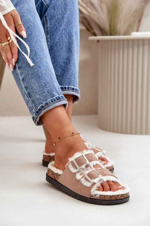 Feminino Chinelos Chinelos com fivelas e um casaco de pele bege Ezilena Feminino Chinelos Chinelos com fivelas e um casaco de pele bege Ezilena