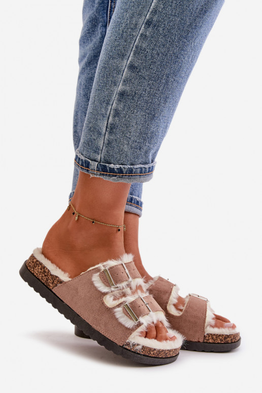 Feminino Chinelos Chinelos com fivelas e um casaco de pele bege Ezilena Feminino Chinelos Chinelos com fivelas e um casaco de pele bege Ezilena