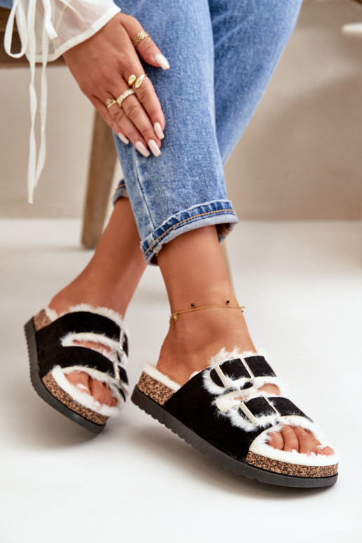 Feminino Chinelos Chinelos com fivelas e um casaco de pele cor preta Ezilena Feminino Chinelos Chinelos com fivelas e um casaco de pele cor preta Ezilena