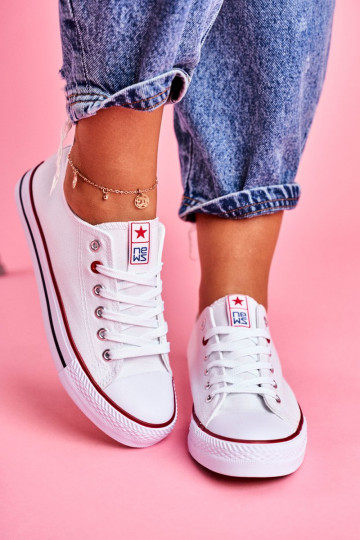 Sapatos de lazer modelo clássico na cor branca com decoração vermelha Ecoma