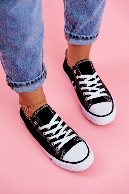 Modelo clássico de calçado casual na cor preta com sola branca Modelo clássico de calçado casual na cor preta com sola branca