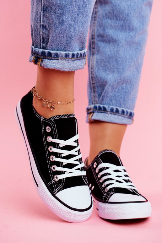 Modelo clássico de calçado casual na cor preta com sola branca Modelo clássico de calçado casual na cor preta com sola branca