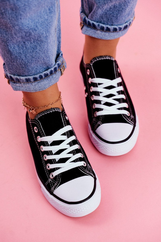 Modelo clássico de calçado casual na cor preta com sola branca Modelo clássico de calçado casual na cor preta com sola branca