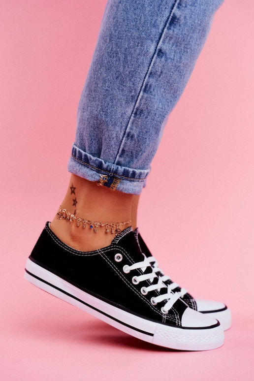 Modelo clássico de calçado casual na cor preta com sola branca Modelo clássico de calçado casual na cor preta com sola branca