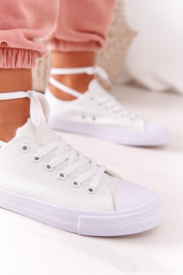 Sapatos casuais modelo clássico na cor branca