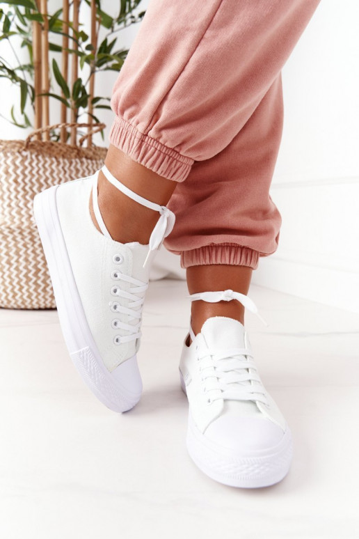 Sapatos casuais modelo clássico na cor branca