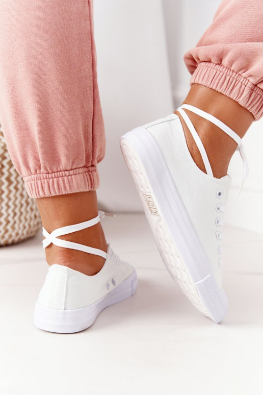 Sapatos casuais modelo clássico na cor branca Sapatos casuais modelo clássico na cor branca