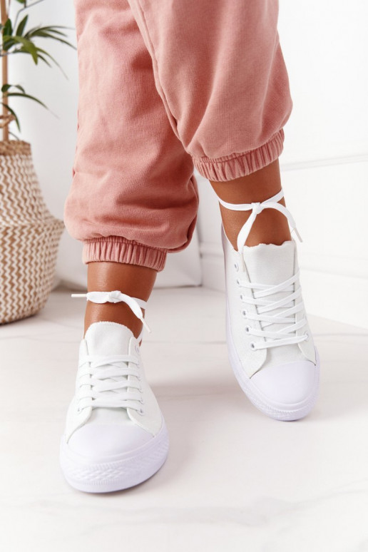 Sapatos casuais modelo clássico na cor branca