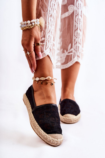 Alpercatas modelo clássico com elementos vazados em Catris preto