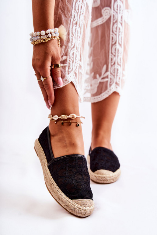 Alpercatas modelo clássico com elementos vazados em Catris preto