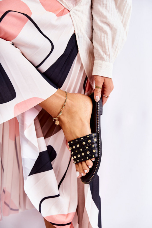 Chinelos de couro com enfeites na cor preta Brien Chinelos de couro com enfeites na cor preta Brien