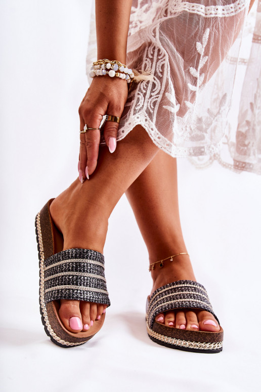 Modelo clássico Chinelos com correntes na cor preta Maddy Modelo clássico Chinelos com correntes na cor preta Maddy