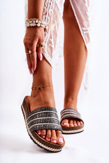 Modelo clássico Chinelos com correntes na cor preta Maddy 2