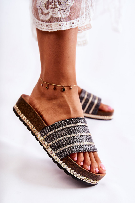 Modelo clássico Chinelos com correntes na cor preta Maddy Modelo clássico Chinelos com correntes na cor preta Maddy