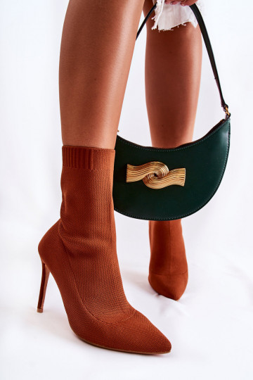 Botas com sola tipo meia e salto fino na cor marrom Luisell