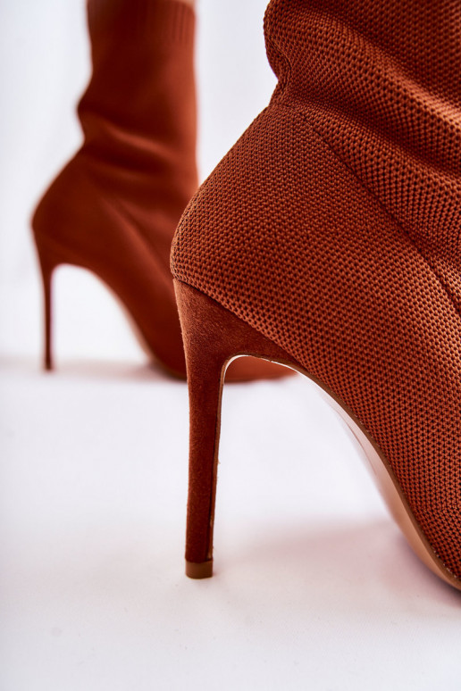 Botas com sola tipo meia e salto fino na cor marrom Luisell Botas com sola tipo meia e salto fino na cor marrom Luisell