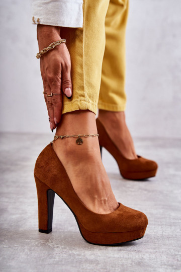 Modelo clássico Sapatos de camurça com salto marrom Soro