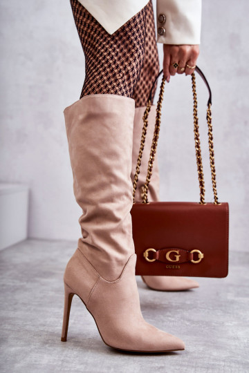 Botas longas de camurça modelo clássico Ameya com salto fino na cor bege
