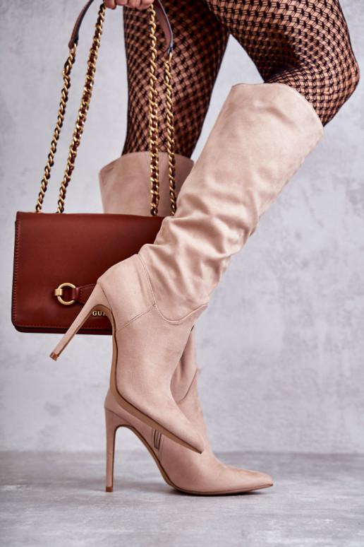 Botas longas de camurça modelo clássico Ameya com salto fino na cor bege Botas longas de camurça modelo clássico Ameya com salto fino na cor bege