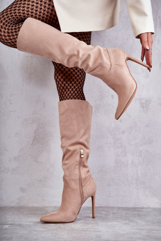 Botas longas de camurça modelo clássico Ameya com salto fino na cor bege Botas longas de camurça modelo clássico Ameya com salto fino na cor bege