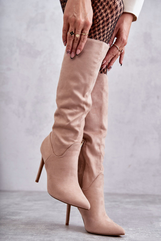 Botas longas de camurça modelo clássico Ameya com salto fino na cor bege Botas longas de camurça modelo clássico Ameya com salto fino na cor bege