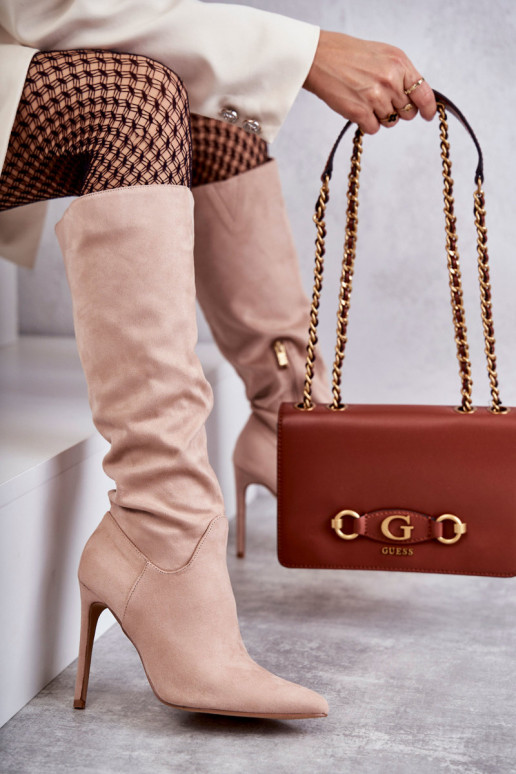 Botas longas de camurça modelo clássico Ameya com salto fino na cor bege Botas longas de camurça modelo clássico Ameya com salto fino na cor bege