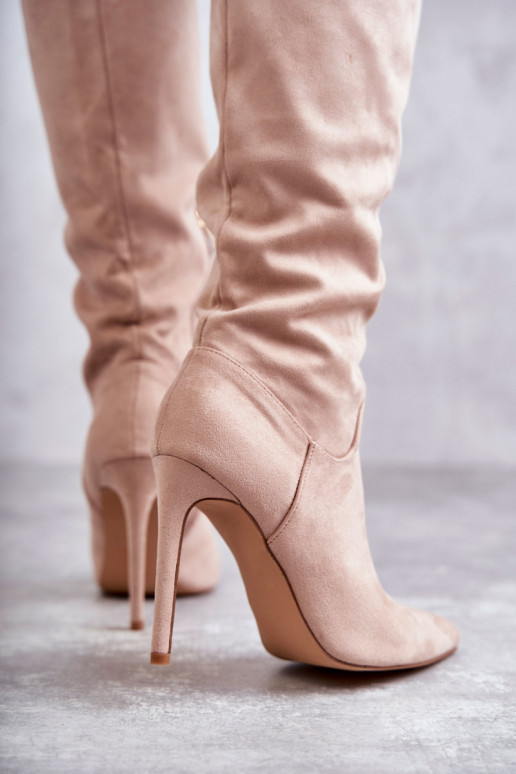 Botas longas de camurça modelo clássico Ameya com salto fino na cor bege Botas longas de camurça modelo clássico Ameya com salto fino na cor bege