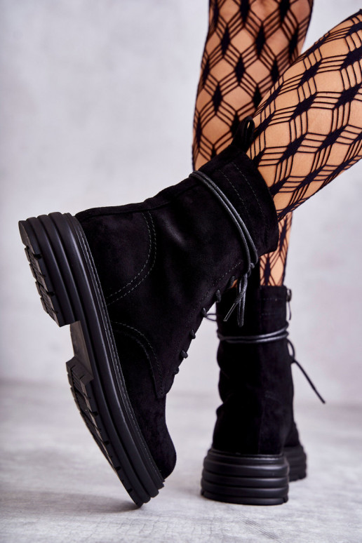 confeccionado em camurça Botas com tiras na cor preta Afra