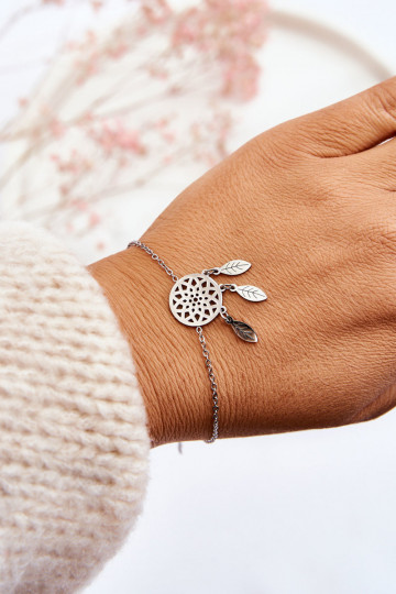 A pulseira é prateada