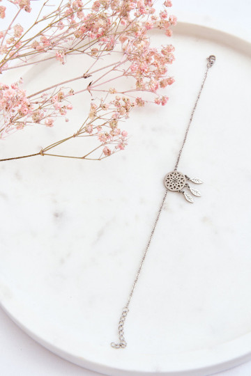 A pulseira é prateada 2