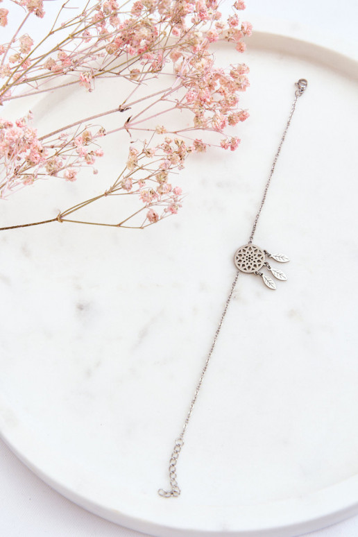 A pulseira é prateada A pulseira é prateada