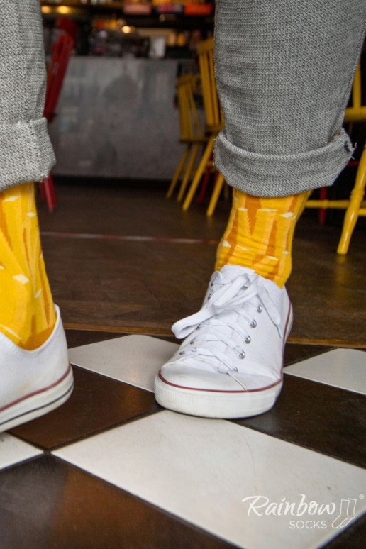 2 pares de meias coloridas em uma caixa