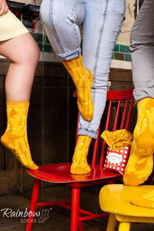 2 pares de meias coloridas em uma caixa