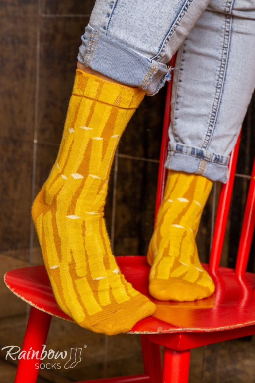 2 pares de meias coloridas em uma caixa