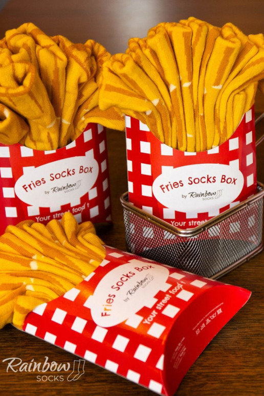 2 pares de meias coloridas em uma caixa