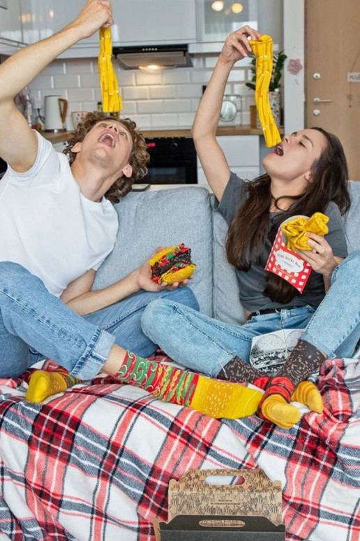 4 pares de meias coloridas em uma caixa