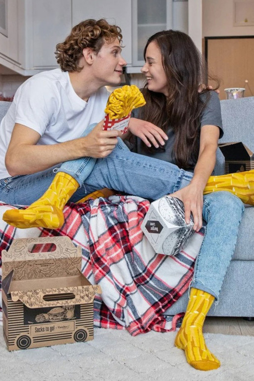 4 pares de meias coloridas em uma caixa