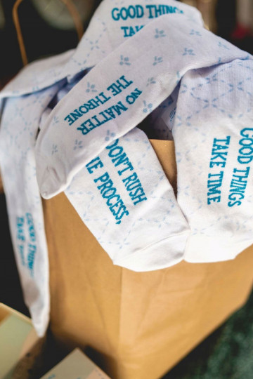 2 pares de meias coloridas em uma caixa 2