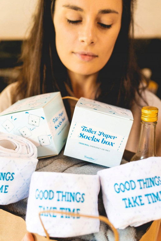 2 pares de meias coloridas em uma caixa