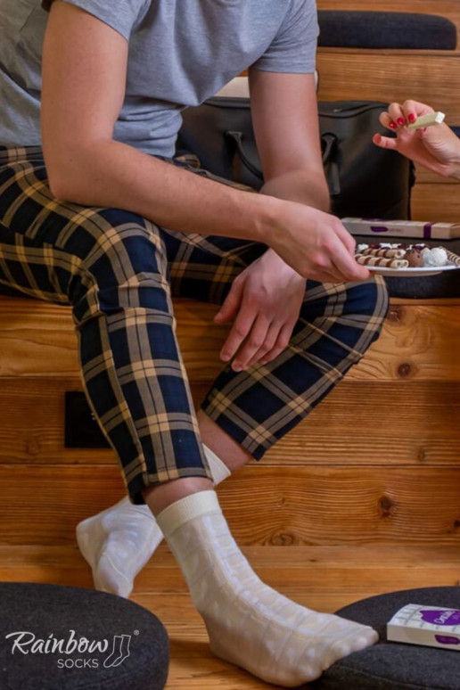 par de meias coloridas em uma caixa par de meias coloridas em uma caixa