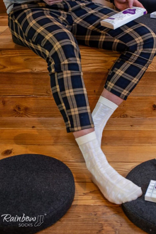 par de meias coloridas em uma caixa par de meias coloridas em uma caixa