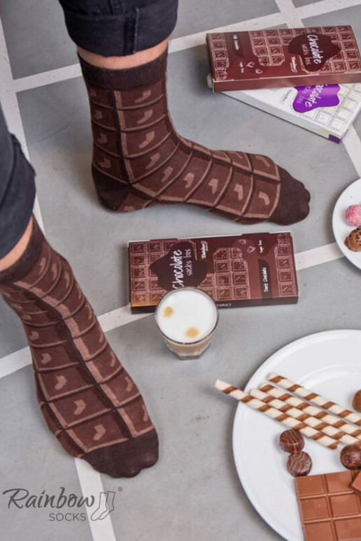 par de meias coloridas em uma caixa