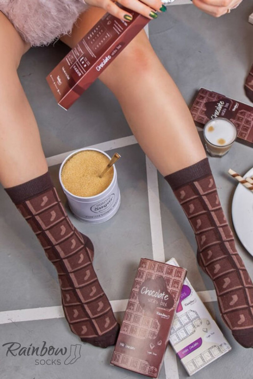 par de meias coloridas em uma caixa