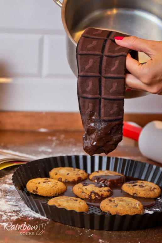 par de meias coloridas em uma caixa