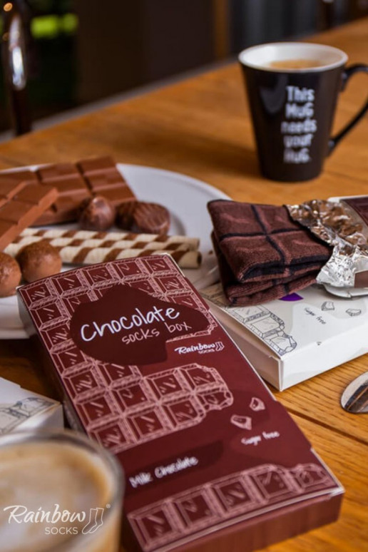 par de meias coloridas em uma caixa