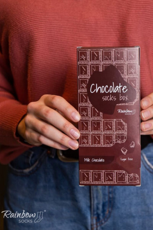 par de meias coloridas em uma caixa