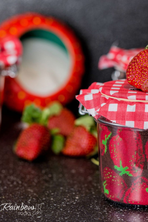 2 pares de meias coloridas em uma caixa