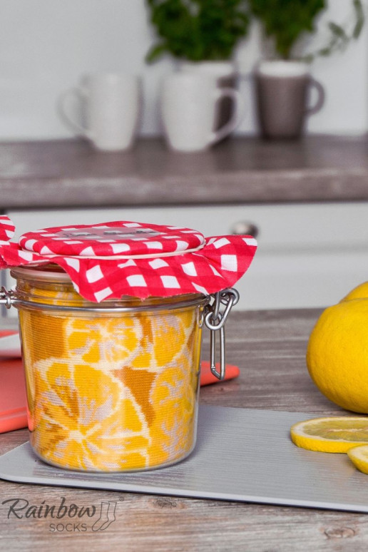 2 pares de meias coloridas em uma caixa