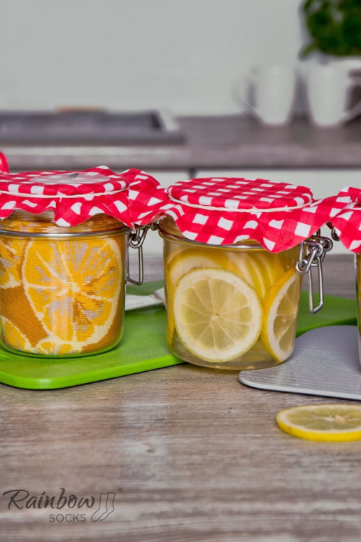 2 pares de meias coloridas em uma caixa