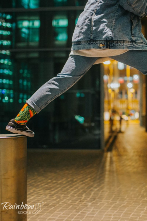 2 pares de meias coloridas em uma caixa